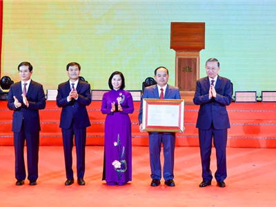 Tổng Bí thư, Chủ tịch nước Tô Lâm trao nghị quyết của Quốc hội thành lập thành phố Quảng Ninh